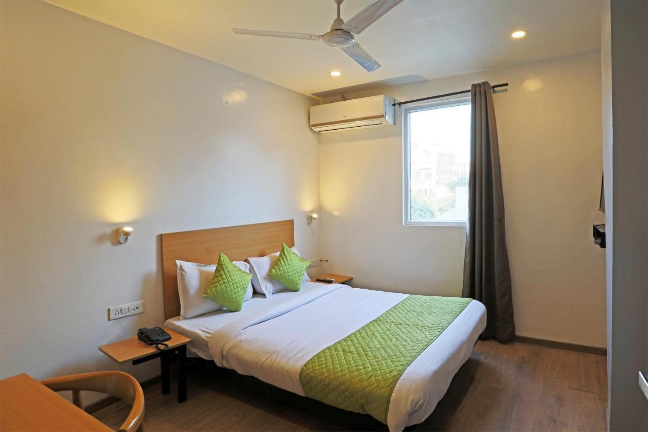 Hotel Yellow Chilli Britannia Chowk- Couple Friendly Local Id Accepted Nueva Delhi Exterior foto